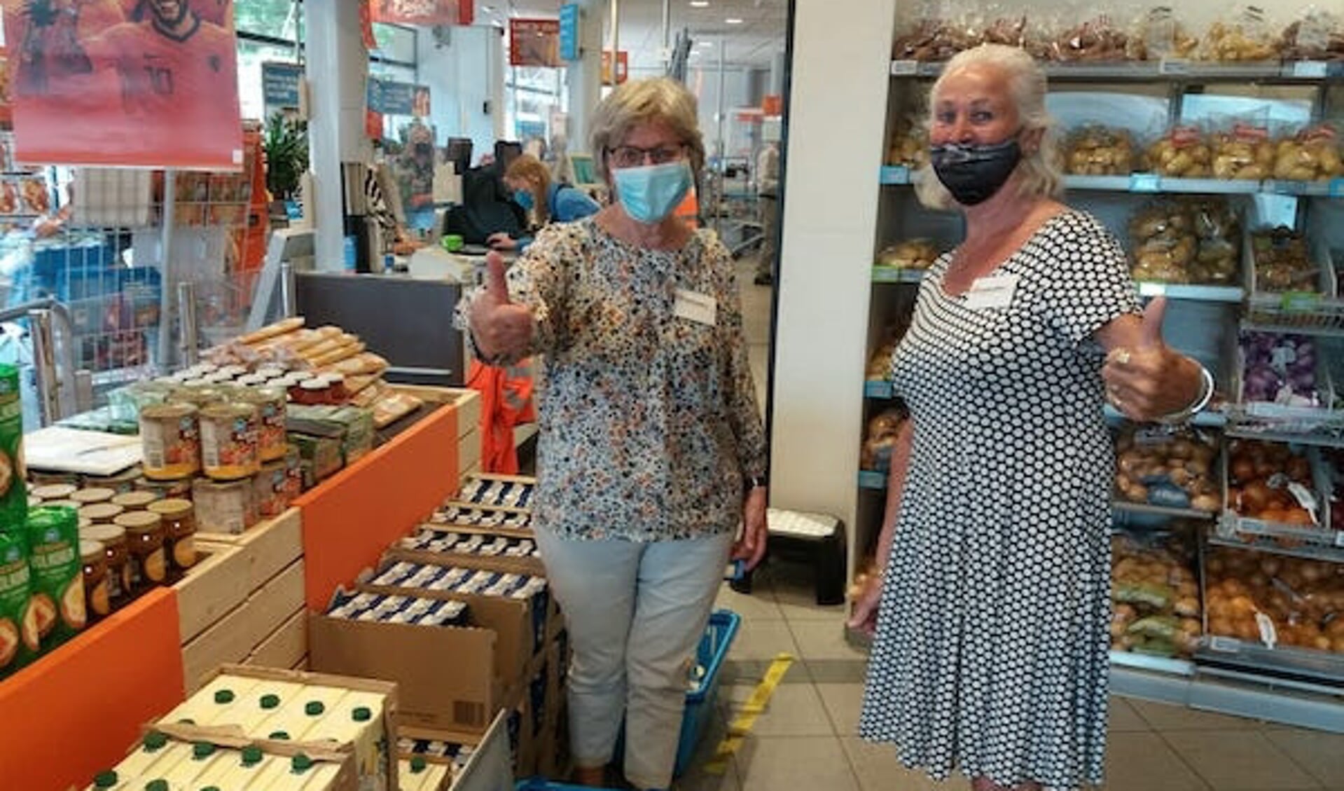 Vrijwilligers van de voedselbank bij Albert Heijn.