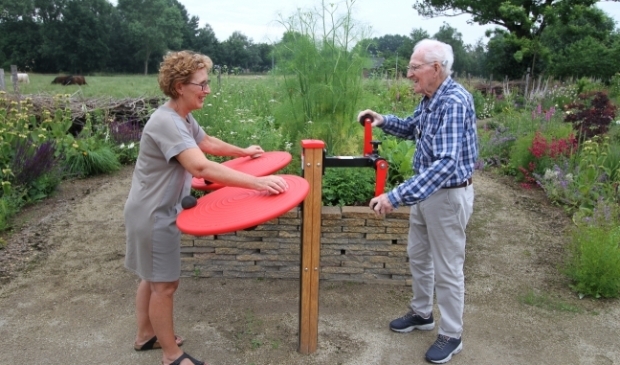 Carolien van der Heijden en Sjef Vialle in de Belevingstuin.