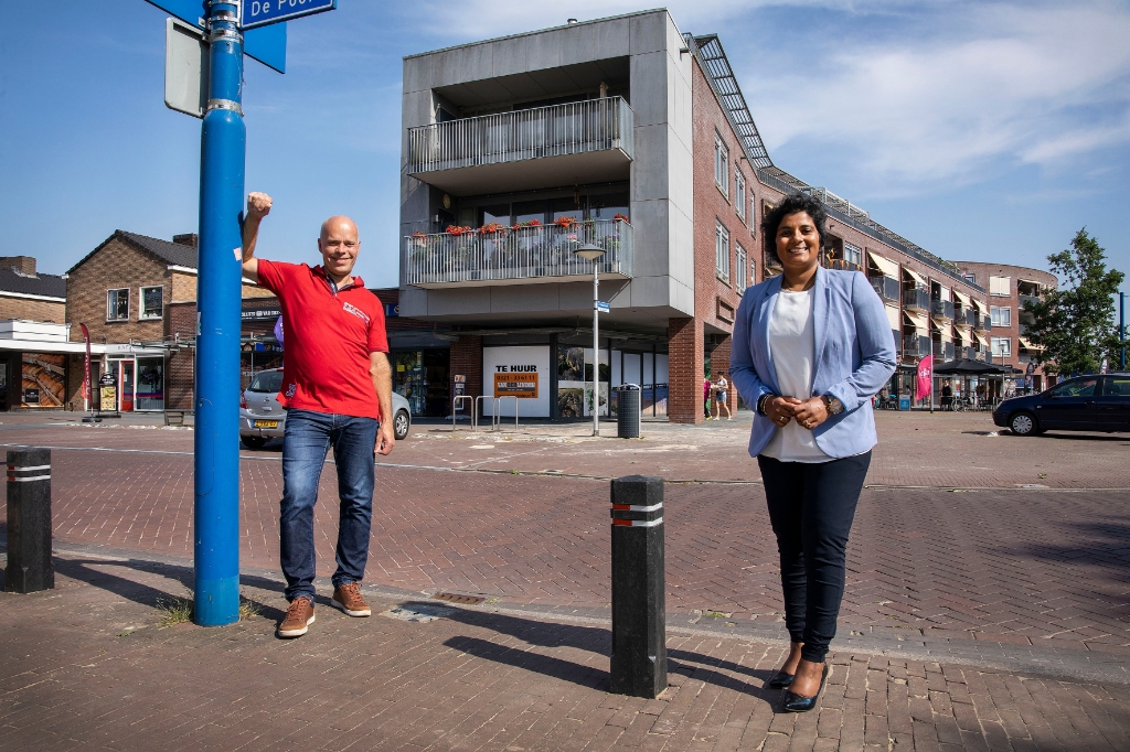 Hans Stormberger en Irene Korting bij het bewuste paaltje.