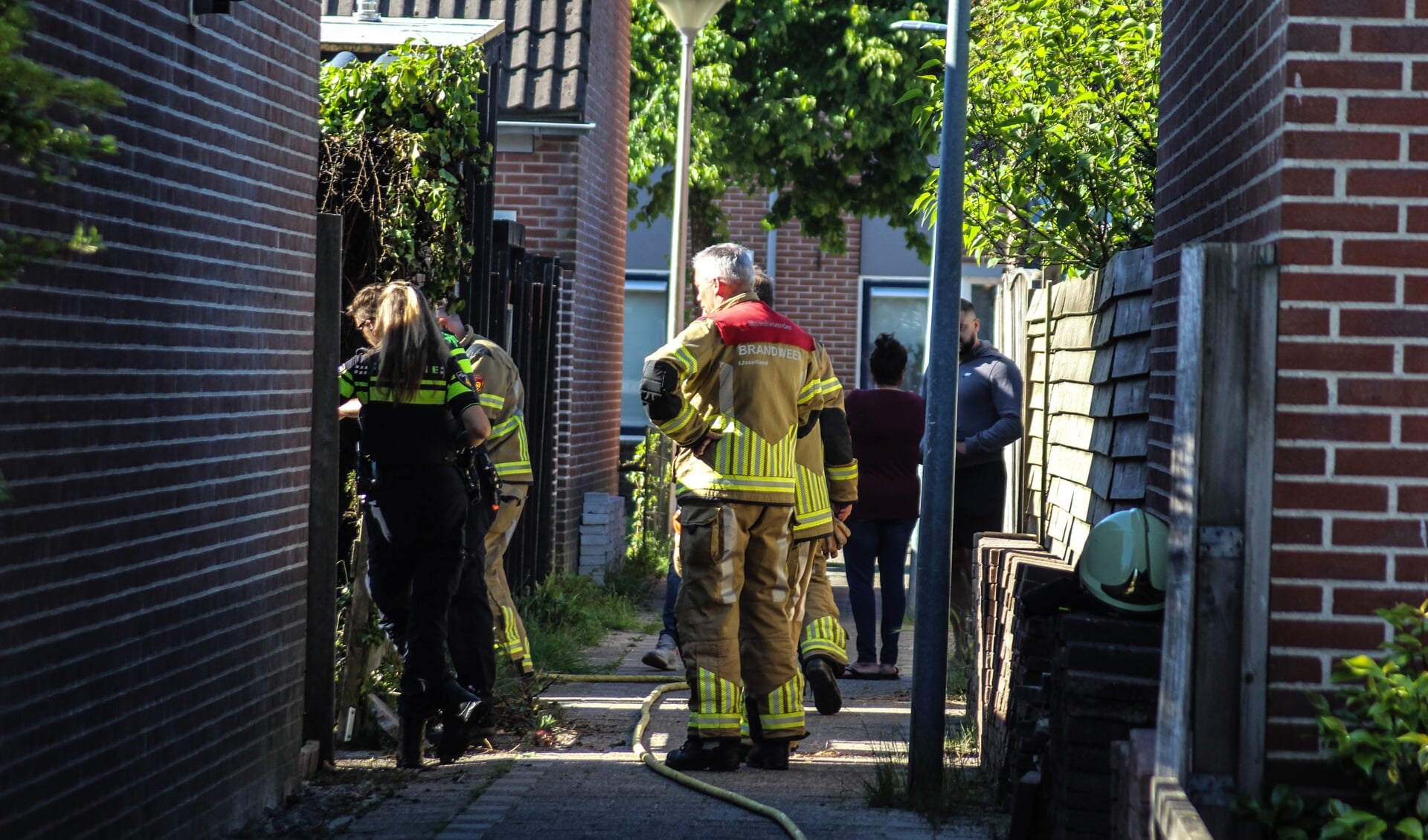 Kampen - Op dinsdag  1 juni rond 9 uur was brand ontstaan op de Burgemeester Oldenhoflaan in Kampen. Een heg in een tuin stond in brand. Het betrof een kleine brand. Brandweerlieden hebben de brand geblust. De oorzaak van de brand is niet bekend.