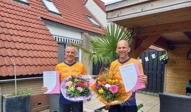 <p>Rene Bosman (l) en Olaf Prins met hun diploma’s</p>