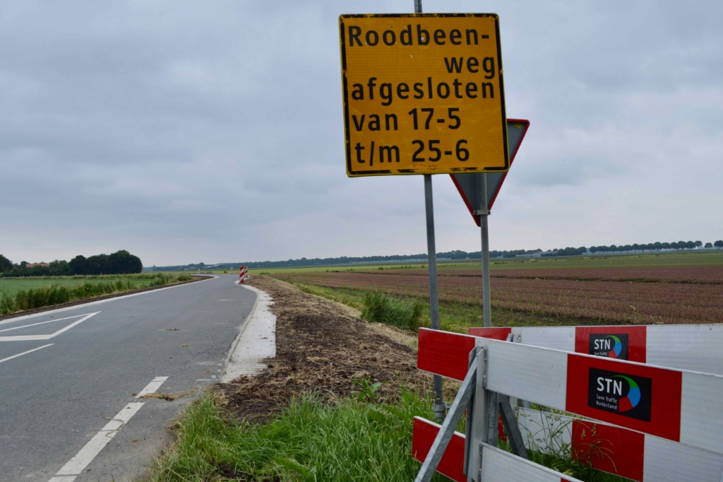 Aan de Roodbeenweg wordt momenteel bermversteviging aangebracht.