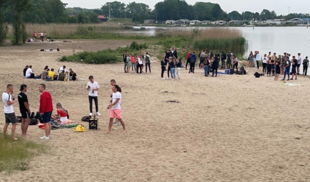 <p>Jongeren op het Spijkstrand.</p>