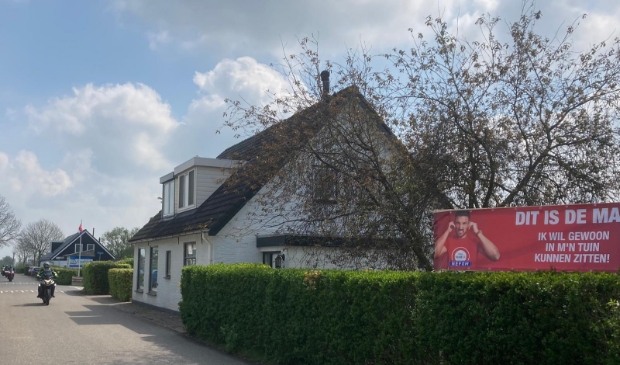 Bewoners van de IJsseldijk hingen tijdens de actie spandoeken om om hun ongenoegen te uiten