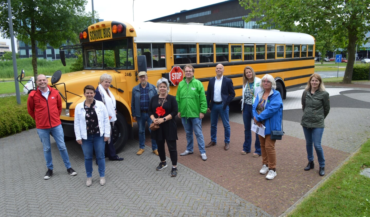 Samen met collega-raadsleden protesteerde Peter Duvekot (links) in juni bij het provinciehuis.