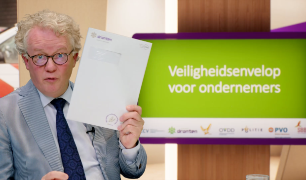 Jean Paul Gebben toont de envelop voor ondernemers met daarin onder ander een geurkaart.
