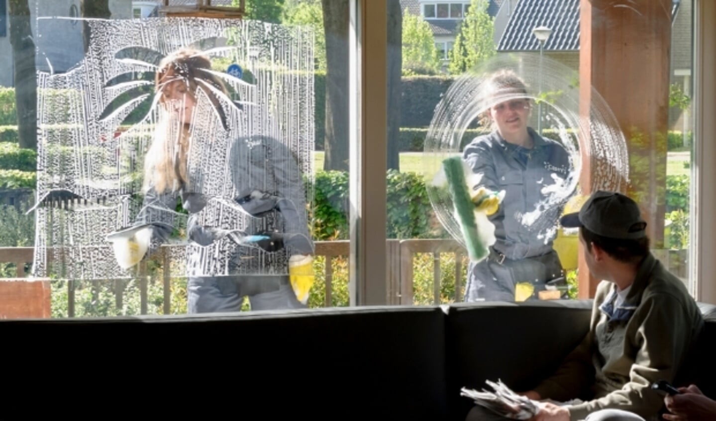 Onlangs zijn bewoners en begeleiders van 2 woningen van Severinus verrast door ontwerper Manon van Hoeckel die vermomd als glazenwasser de ramen voorzag van gekleurd sop waarin getekend kan worden.