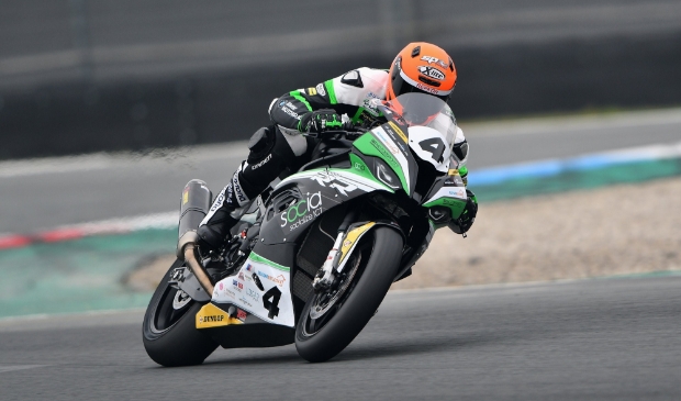 <p>Ricardo Brink op weg naar de overwinning. </p>