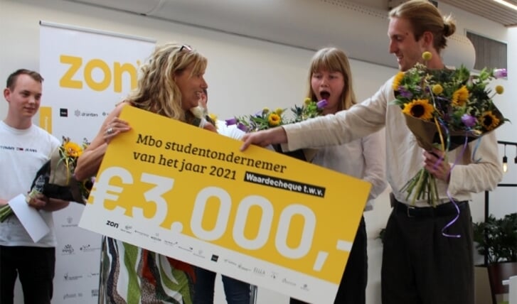 Annemarie Teeken overhandigt Mbo Studentondernemers van het jaar Thijmen Sterken en Teuntje van Leeuwen de cheque ter waarde van 3.000 euro. 