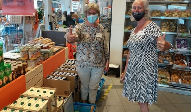 Vrijwilligers van de voedselbank bij Albert Heijn.