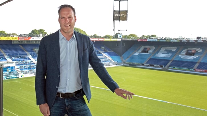 Jeroen van Leeuwen, hier nog als algemeen manager bij PEC Zwolle, is weg bij de KNGU.