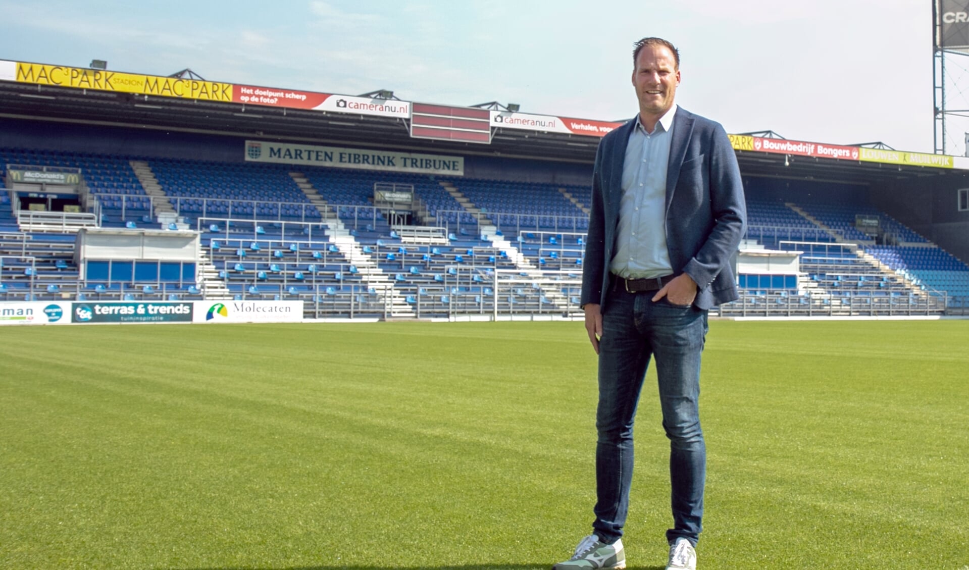 Algemeen manager Jeroen van Leeuwen op het veld dat er piekfijn bijligt. 'Dat is ook bij de KNVB niet onopgemerkt gebleven.'