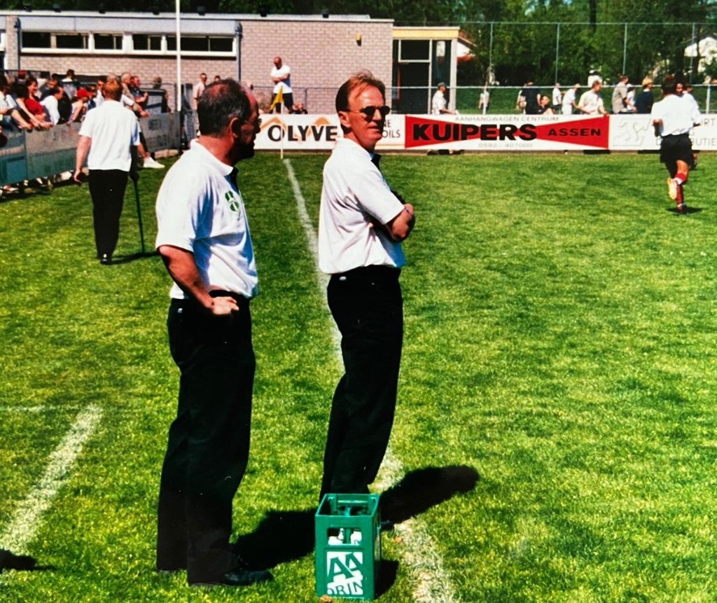 Bert Ebbens in 2001 voorafgaand aan de kampioenswedstrijd tegen ACV in Assen. Wim Brem (links) kijkt ook rustig toe.