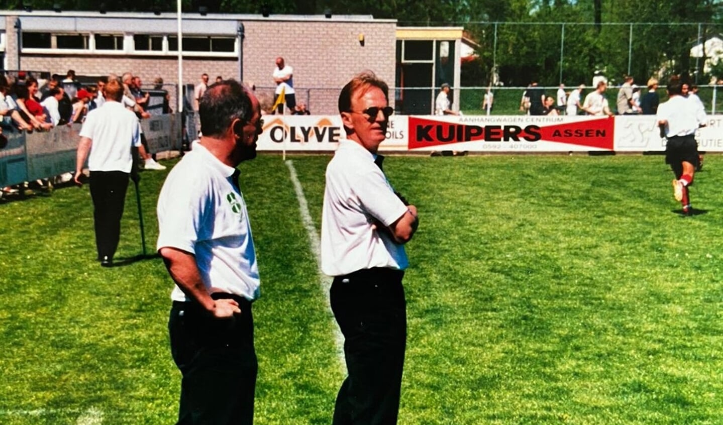 Bert Ebbens in 2001 voorafgaand aan de kampioenswedstrijd tegen ACV in Assen. Wim Brem (links) kijkt ook rustig toe.