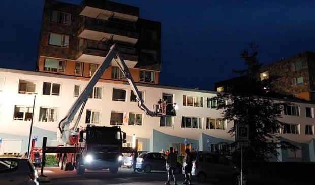 Brandweer en een hoogwerker bij de Woonark.