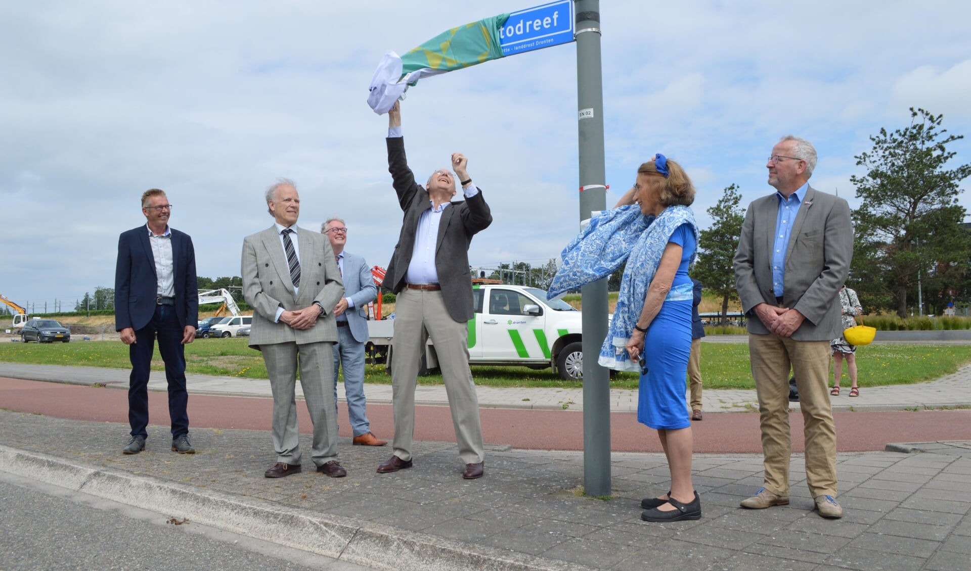 In het bijzijn van zijn broer en zus, de burgemeester en de straatnamencommissie onthult Jan Michiel Otto het straatnaambord.