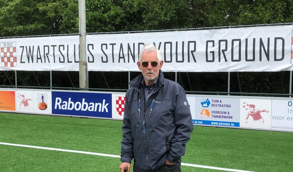 Voorzitter Barend Vinke op het hoofdveld van DESZ. 