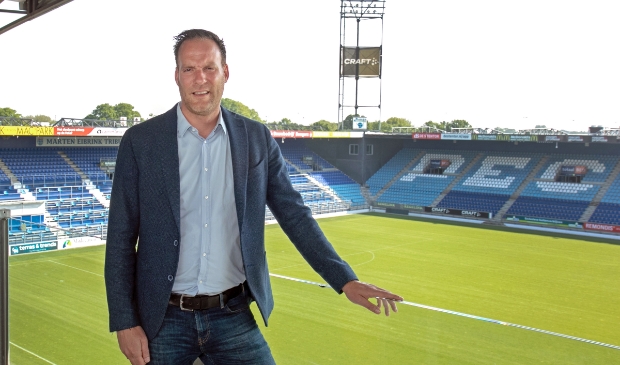 <p>Operationeel manager Jeroen van Leeuwen op het balkon van de commandoruimte, 'het mooiste zicht van het stadion'.</p>