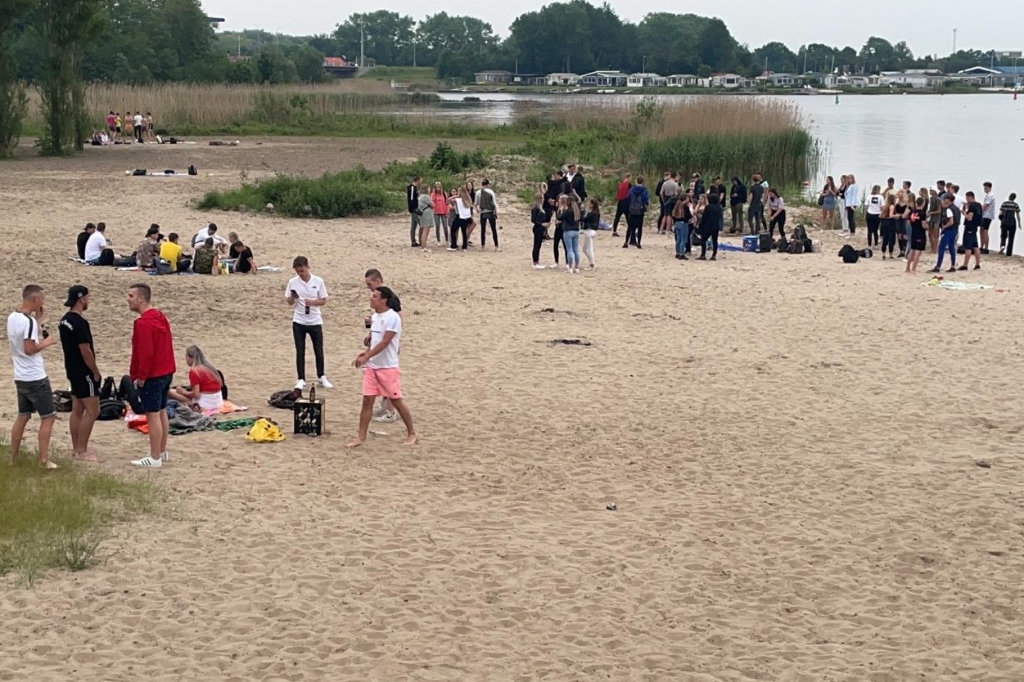 <p>Jongeren op het Spijkstrand.</p>