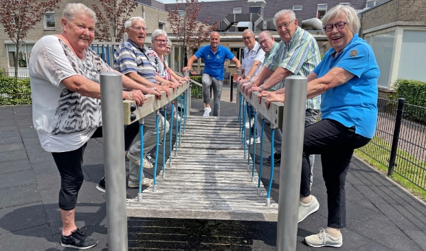 De ‘donderdagmiddag’ beweegroep met rechts vooraan Dien Kamphuis