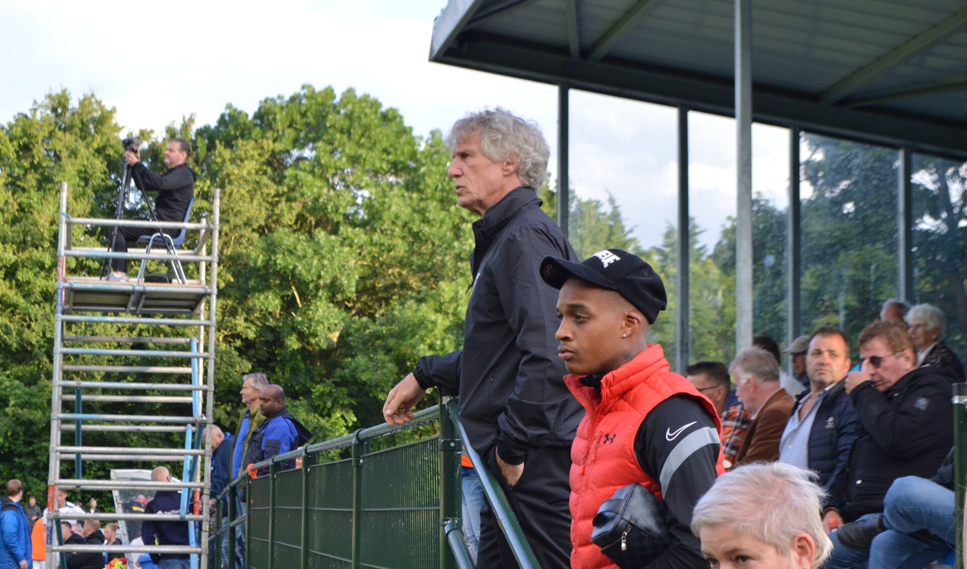 Gertjan Verbeek volgde de wedstrijd naast de tribune.
