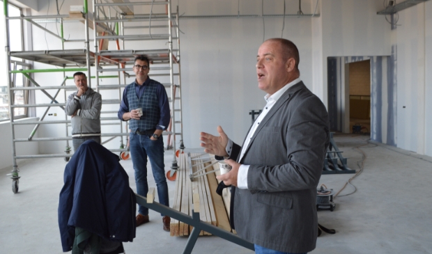 <p>MFG 2-voorzitter Erik Broekhuis in het in aanbouw zijnde gebouw.</p>