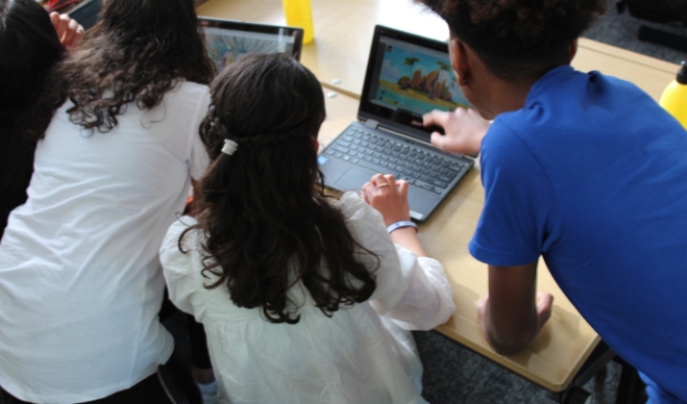 <p><em>Leerlingen van basisschool De Laetare testen het spel</em></p>