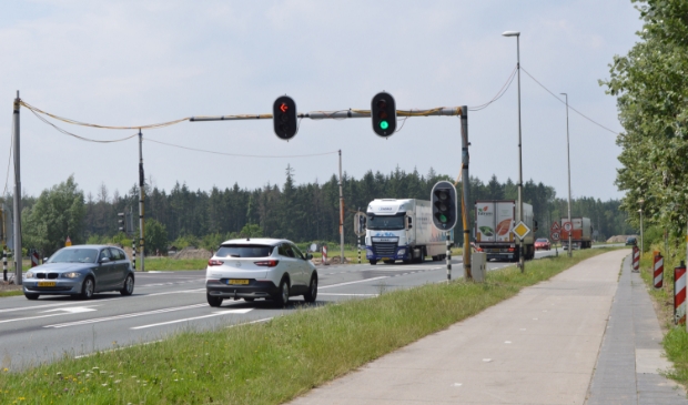 De tijdelijke verkeerslichten op de Hanzeweg.