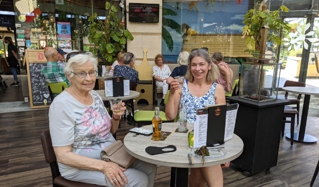 <p>Mantelzorger en moeder, gezellig genietend van een terrasje in Veldhoven. </p>