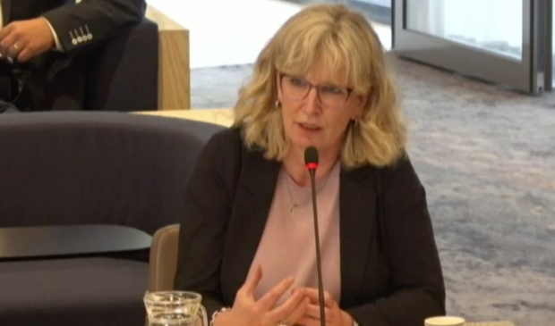 Liesbeth Couwenberg spreekt de gemeenteraad toe.