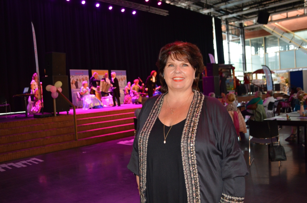 <p>Liane Wolfert met op de achtergrond het play-backorkest uit Den Haag.</p>