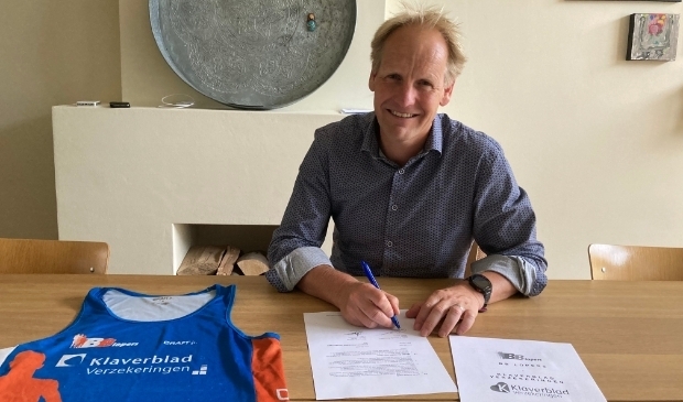 <p>Voorzitter van de BB-Lopers Frankwin Mussche tekent het nieuwe contract</p>