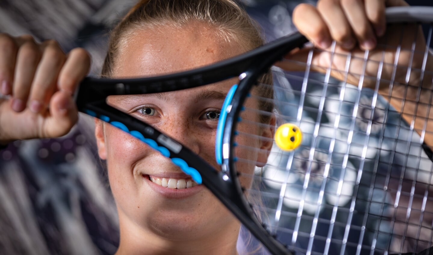 Tennisster Sarah van Emst veroverde zondag haar eerste enkelspeltitel op internationaal niveau. 