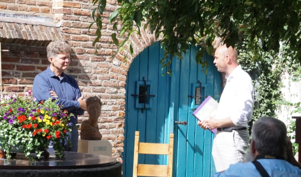 Peter Voerman (links) heeft in het museum het eerste exemplaar van ‘Gevangen in een paradijs’ aan wethouder Auke Schipper.