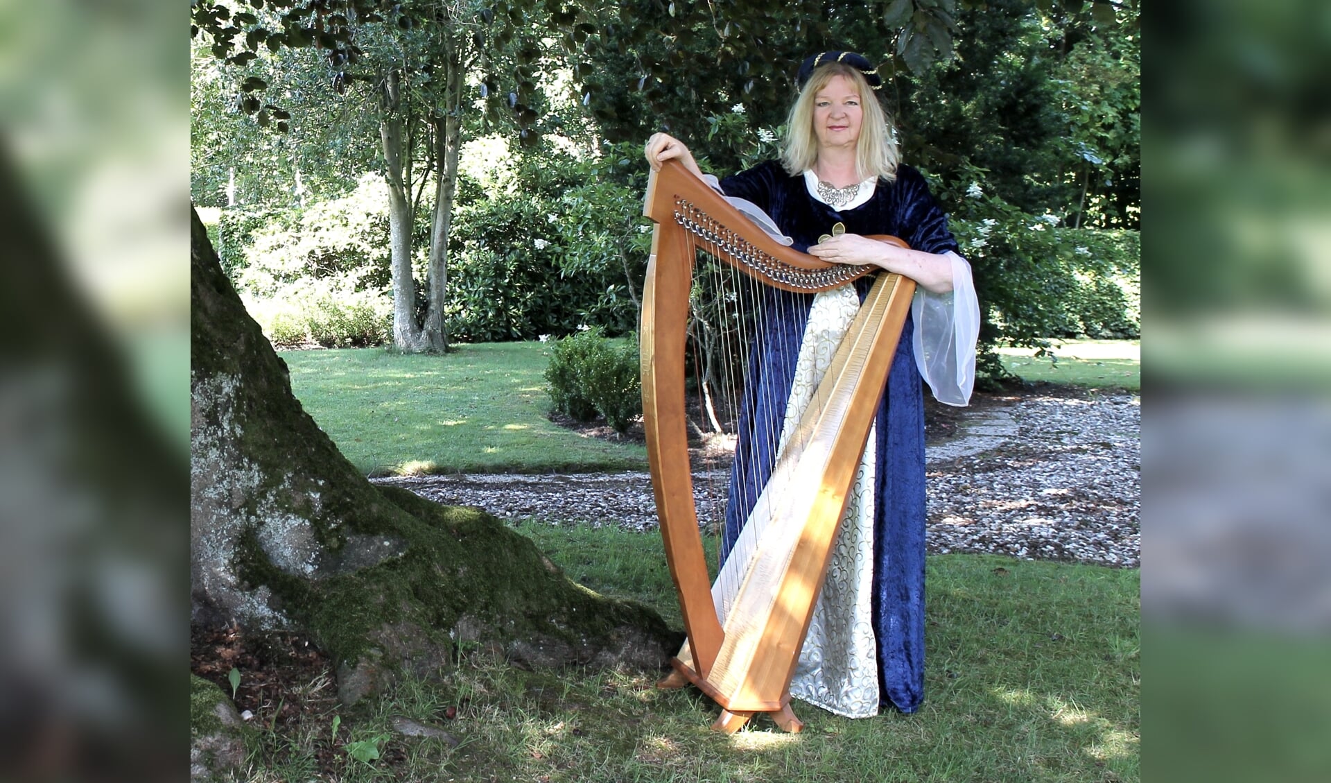Harpiste Regina Ederveen geeft zaterdagochtend 17 juli een koffieconcert op de binnenplaats van het Voerman Stadsmuseum Hattem.