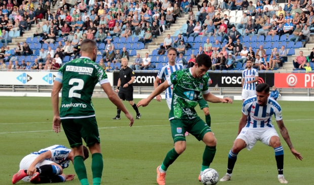 Aanvoerder Bram van Polen kijkt toe als Pelle Clement aan de bal is. En met hem het publiek, dat er eindelijk weer bij was in het stadion.