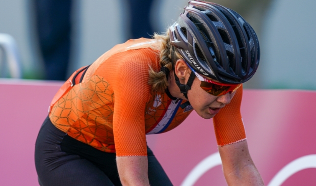 Anna van der Breggen in actie tijdens de wegwedstrijd in Tokio.