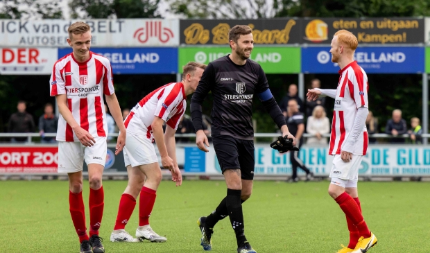 <p>Jasper Fix stapt van het veld. Hij krijgt een hand van Arjan Wiegers. </p>