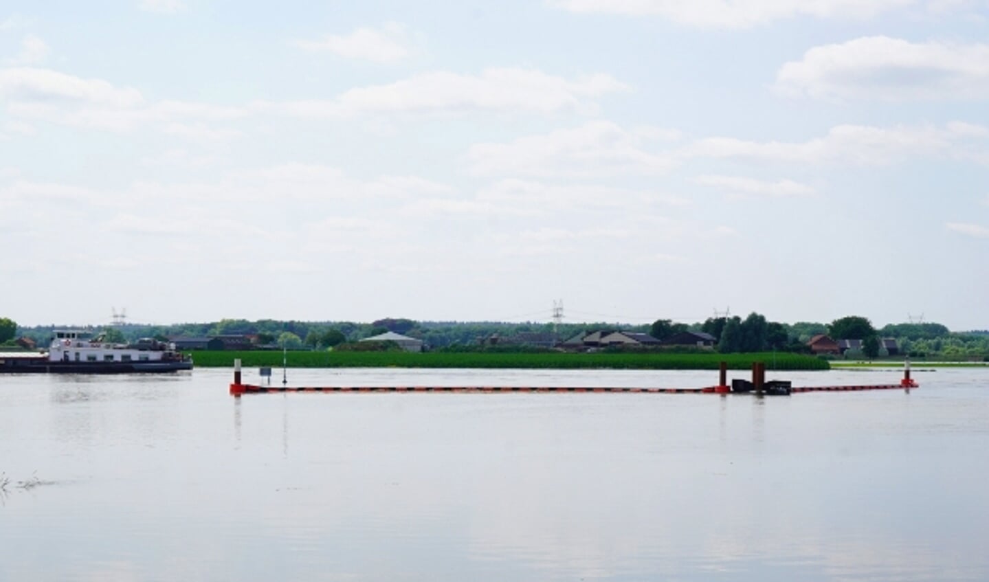 Plasticvanger in de IJssel bij Zwolle.