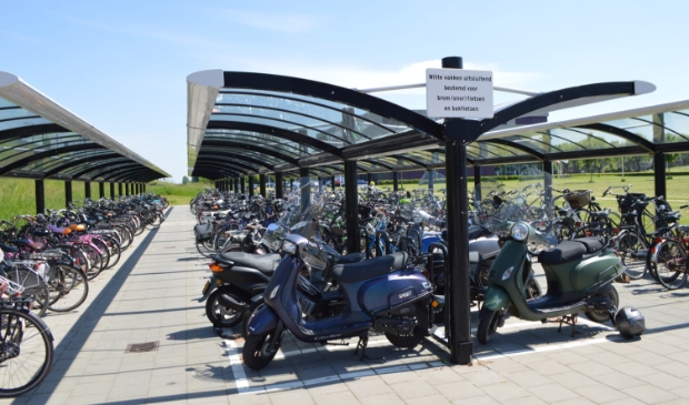 Fietsenstalling bij station Dronten.