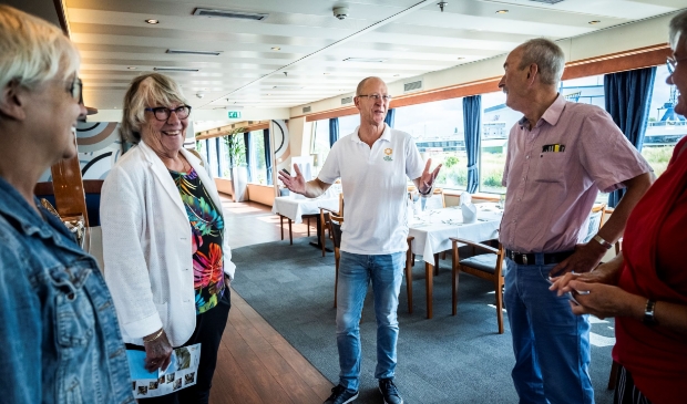 Vaarvrijwilligers vertellen trots tijdens de rondleiding