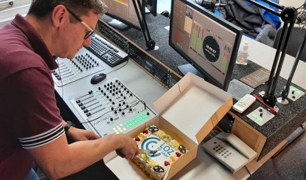<p>In het bijzijn van burgemeester Gerrit Jan Gorter werd maandag in de studio van de LOZ de taart aangesneden</p>