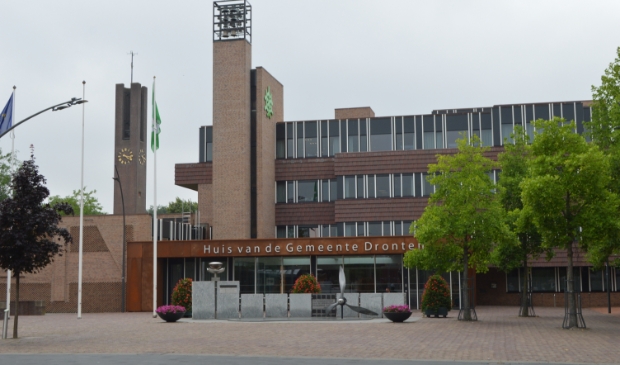 Rond de renovatie van het gemeentehuis was veel discussie over het inzetten van lokale ondernemers.