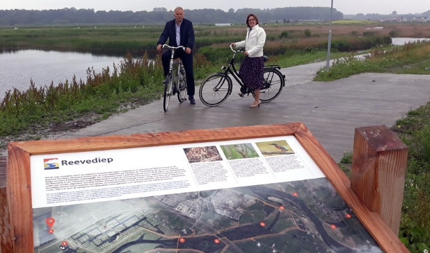 <p>Albert Holtland en Rita Braam achter een informatiebord bij en over het rietmoeras</p>