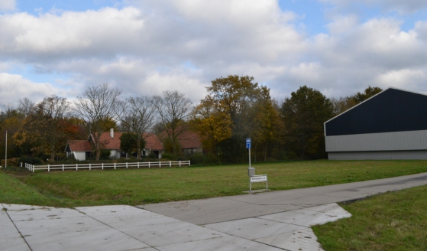 Het bedrijf aan de Tarpanweg 25 en de woning van de buurvrouw.