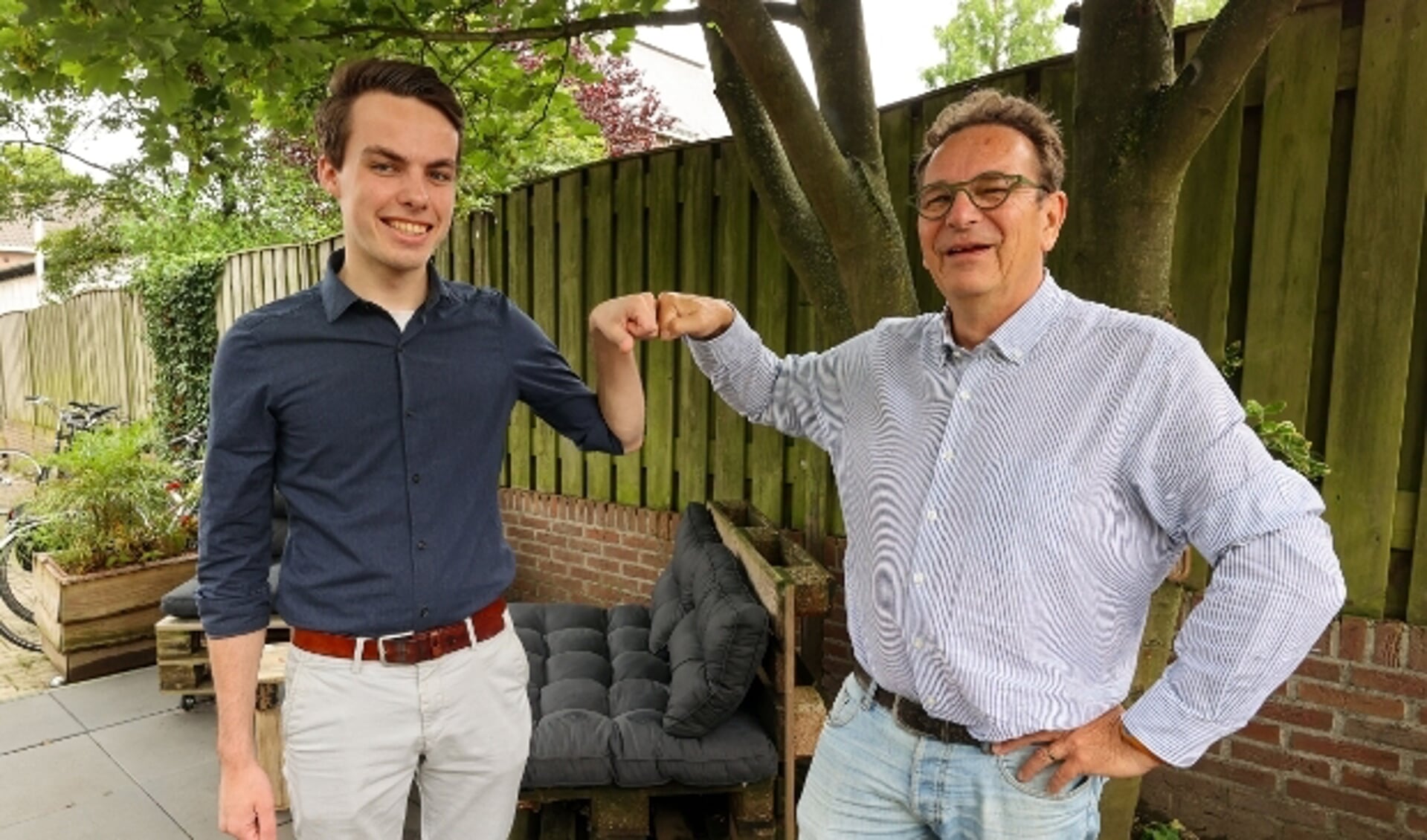 Links op foto Wessel Mandos, de vice-voorzitter van Groen Links in Veldhoven en rechts Wim Meijberg, fractievoorzitter PvdA in Veldhoven.