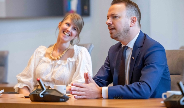 <p>Sander Rouwe werd tijdens de presentatie bijgestaan door zijn vrouw (foto), oudste dochter en pasgeboren zoontje.</p>