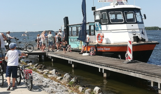 de zomerveer meert aan bij de boulevard in Harderwijk