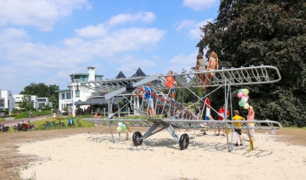 <p>Meerhoven kent tegenwoordig een 'speel'-vliegtuig bij het oude luchthavengebouw. </p>