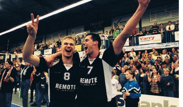 <p>Joost Kooistra (links) en Ronald Zoodsma vieren feest in de WRZV-hallen na de bekerwinst in 1998. </p>